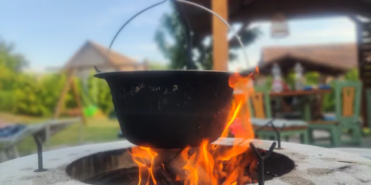 Bográcsos receptek nyárra: ízek, élmények, kerti partik!