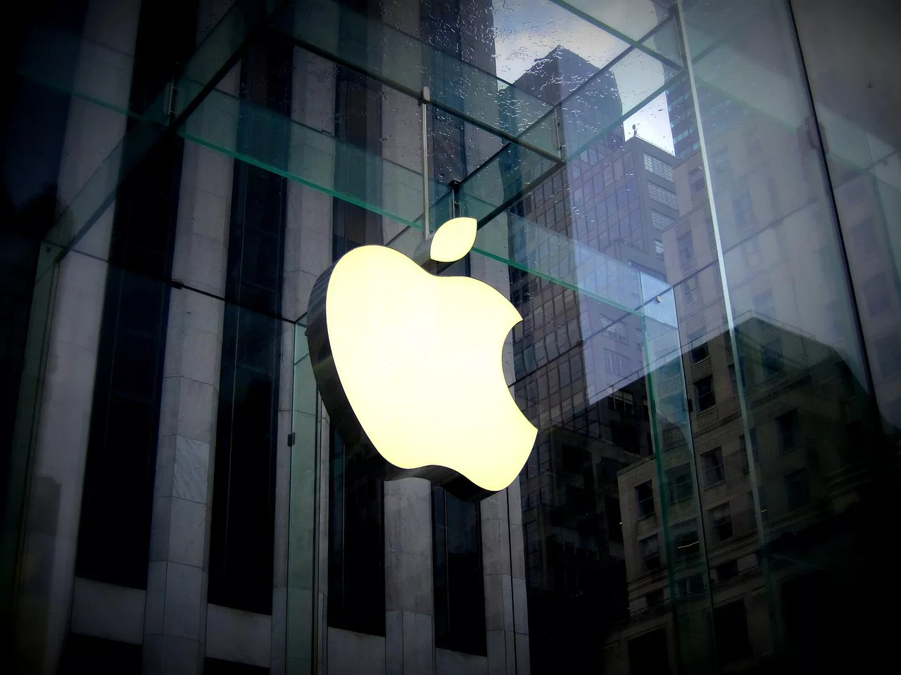 apple-sikertortenet-hogyan-lett-egy-garazscegbol-a-vilag-egyik-legertekesebb-vallalata