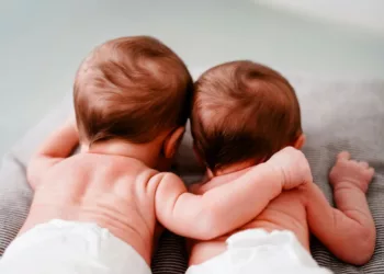 Az ikertestvérek közötti lelki kapocs titkai: Egy életre szóló különleges kapcsolat 💕