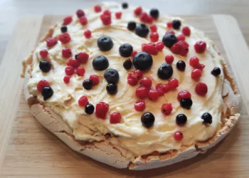 Pavlova recept – Légiesen könnyű, gyümölcsös desszert, amit mindenki imád