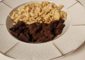 Vörösboros szarvaspörkölt recept galuskával–Klasszikus vadétel amit imádni fogsz!