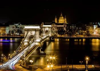 Budapest éjszaka – Pest megér egy estét: útikalauz a romantikus sétáktól a hajnalig tartó bulikig