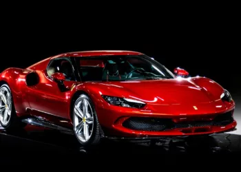 Hogyan alakítja át a Ferrari egyszerre a motorsport világát és az utcai szupersportautók piacát 2025-ben? – A vörös legenda útja a jövő felé
