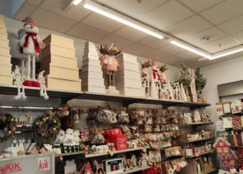 Karácsonyi díszek már szeptemberben? Denevérek és angyalkák egy polcon? Várakozás helyett vásárlási őrület