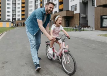 Lányos apákból lesznek a legjobb főnökök? – Empátia, vezetői stílus és a család hatása a munkahelyre tudományos bizonyítékokkal és meglepő kutatási eredményekkel
