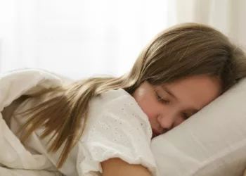 Mennyi alvás kell a gyerekeknek? Alvásigény táblázat és hasznos tippek szülőknek