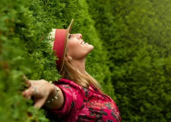 A boldogság pszichológiája – miért keresünk mindig többet? Tanulható a boldogság?