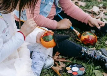 DIY őszi dekorációs ötletek gyerekekkel – gesztenyék, falevelek és a közös családi alkotás varázsa 🍂