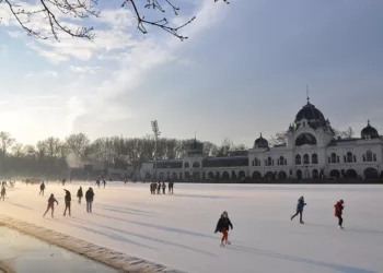 Hol korcsolyázzunk idén télen? A legszebb jégpályák és legjobb családi programok Magyarországon 2025-ben