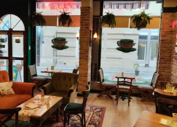 Eger belvárosában vár a Central Park Café – Jóbarátok sorozat rajongóknak kötelező! Egy hely, ahol a sárga kanapé és a jó kávé találkozik