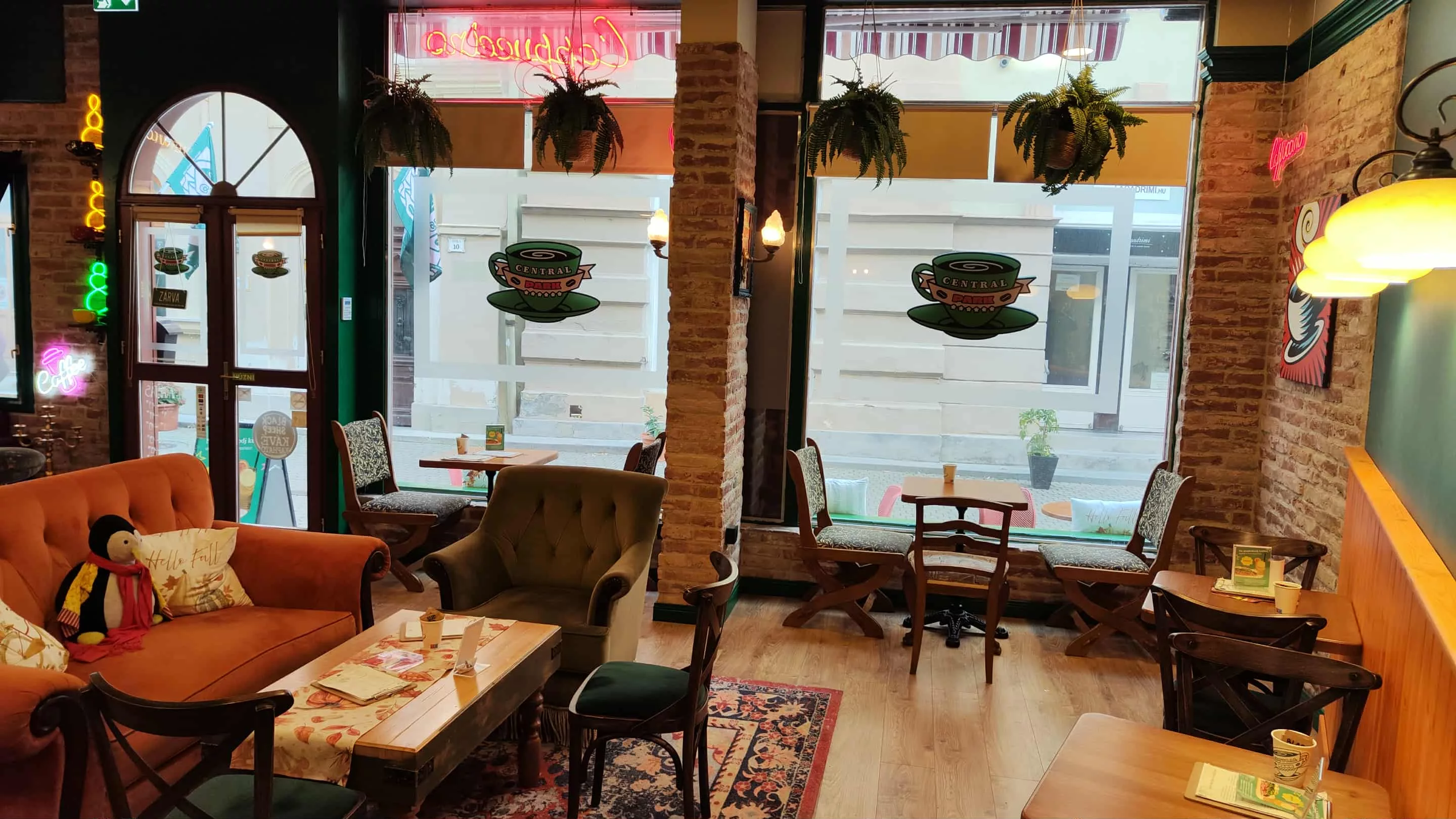 Eger belvárosában vár a Central Park Café – Jóbarátok sorozat rajongóknak kötelező! Egy hely, ahol a sárga kanapé és a jó kávé találkozik
