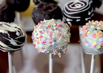 Pop cake házilag: kreatív sütinyalóka-receptek