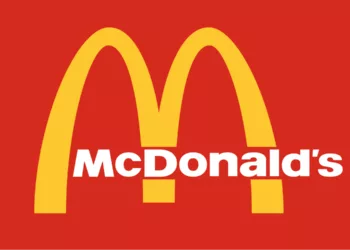 Rácz Jenő, a Michelin-csillagos séf és a McDonald’s közös hamburgere: ízek, szenvedély és fekete fokhagyma – október 9-től a Mekiben