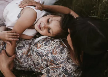 Hogyan formálják a szülői mondatok a gyermek lelkét? – Támogató szülői mondatok, amik erőt adnak! Így nevelj magabiztos és boldog gyermeket!