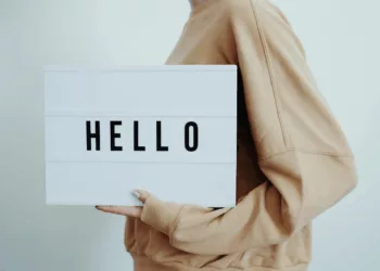 A tegeződés illemszabályai – kinek, mikor és hogyan illik felajánlani?