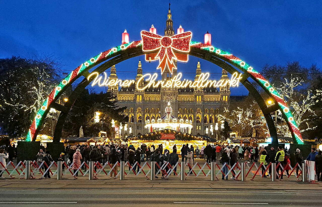 Advent Bécsben 2025 – november 14-től újra felragyognak a fények a Rathausplatzon!