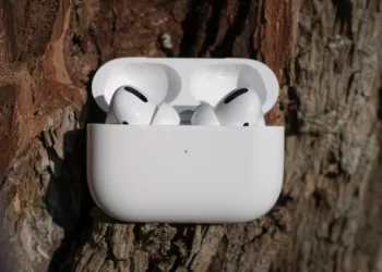 AirPods Pro 3 – Élő tolmácsolás fülhallgatón keresztül: megérkezik Európába az Apple forradalmi újítása