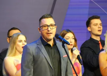 EMBER MARADJ – Az Ákos-sztori. Eddig. – Új magyar zenés portréfilm a mozikban 2025-ben