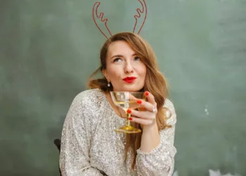 Humoros karácsonyi vallomás – Az ünnep és az alkohol őszinte kapcsolata: család, bor és túlélés