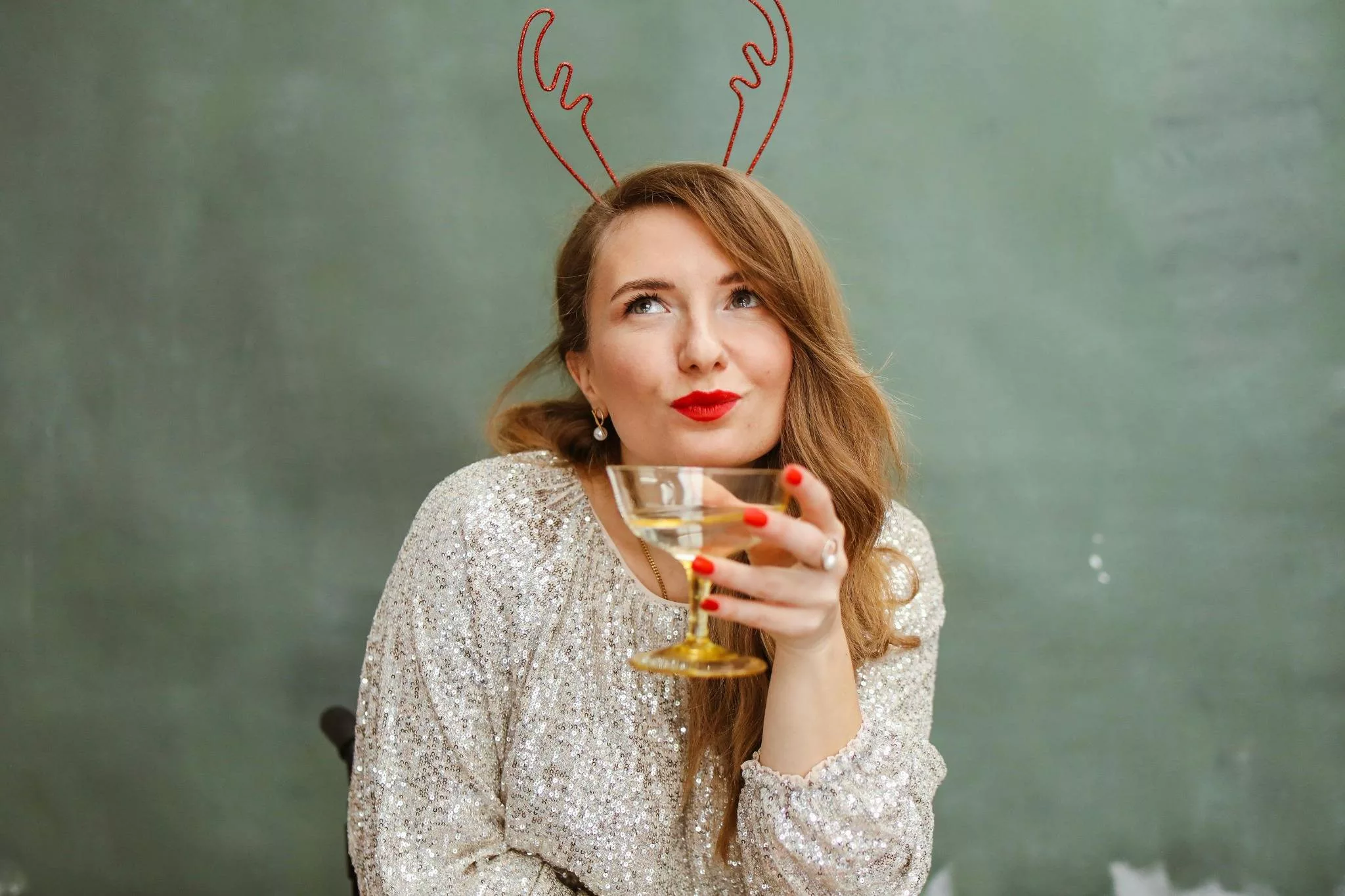 Humoros karácsonyi vallomás – Az ünnep és az alkohol őszinte kapcsolata: család, bor és túlélés