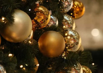 Karácsonyfa trendek 2025 – amikor a klasszikus elegancia találkozik az újragondolt stílussal