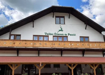 Gasztronómiai élmény a Bükk szívében – Fedezd fel a répáshutai Vadász Éttermet és a házias ízek hegyvidéki hangulatát!