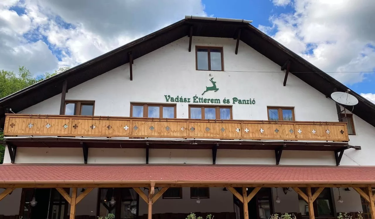 Gasztronómiai élmény a Bükk szívében – Fedezd fel a répáshutai Vadász Éttermet és a házias ízek hegyvidéki hangulatát!