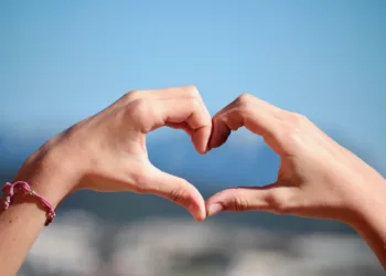 Hogyan szeressünk jól? Az 5 szeretetnyelv működése gyerekeknél és felnőtteknél