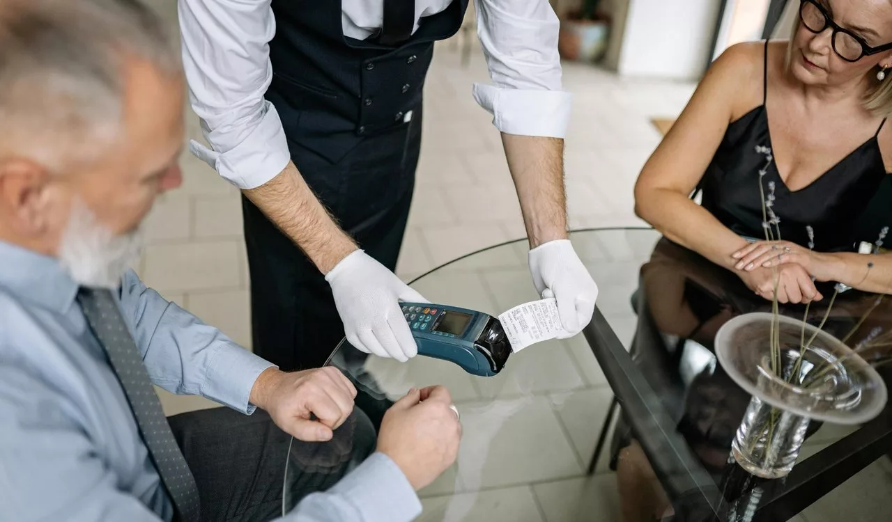 Szervízdíj a számlán, majd a terminál kérdez: „Mennyi borravalót ad?” – Miért fizessen a vendég még egyszer?