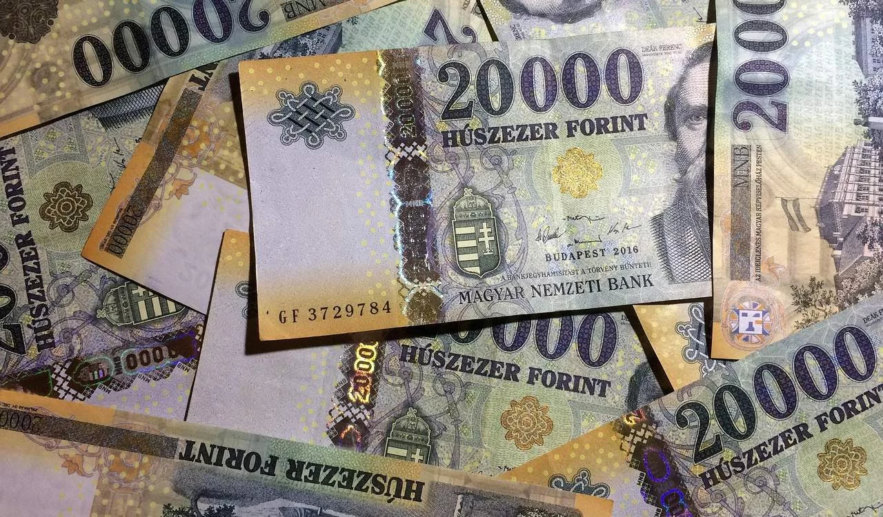 Közel 4 éves csúcsra erősödött a forint – közölte a Portfolio