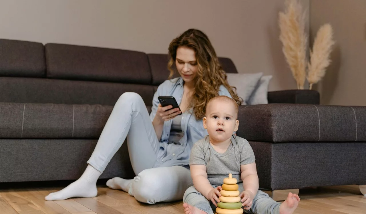 A szülők telefonfüggőségének rejtett hatásai - Amikor a mobil fontosabb, mint a gyerek