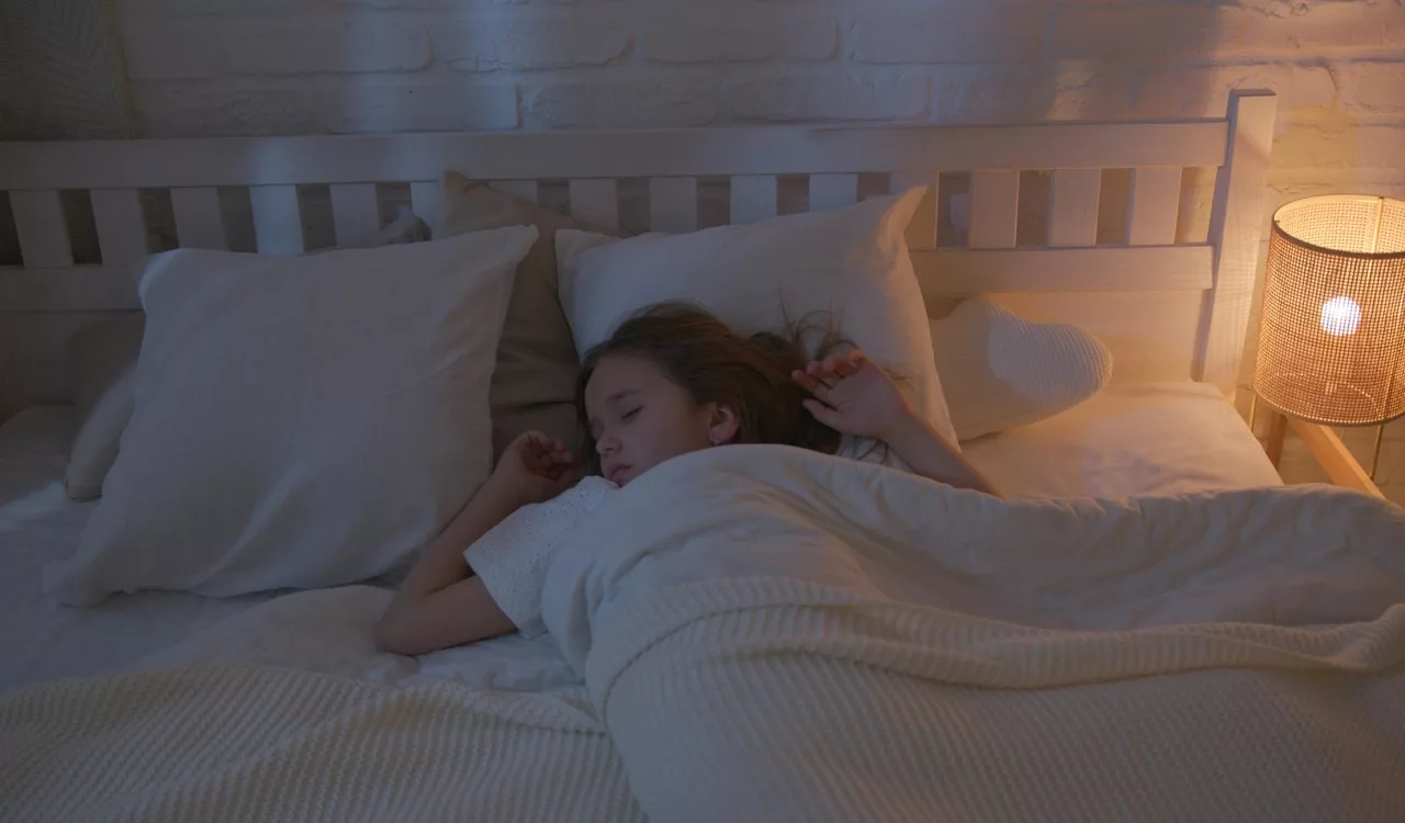 Fogcsikorgatás éjszaka gyerekeknél – Mit jelent a bruxizmus, mikor normális és mikor kell orvoshoz fordulni?